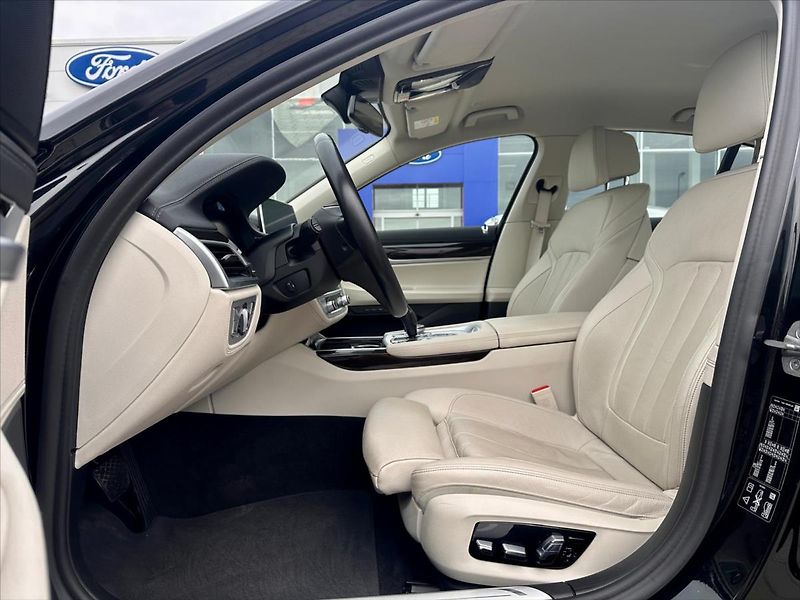 BMW Řada 7 4,4 750i xDrive 390 kW DPH - fotka 17 z 40