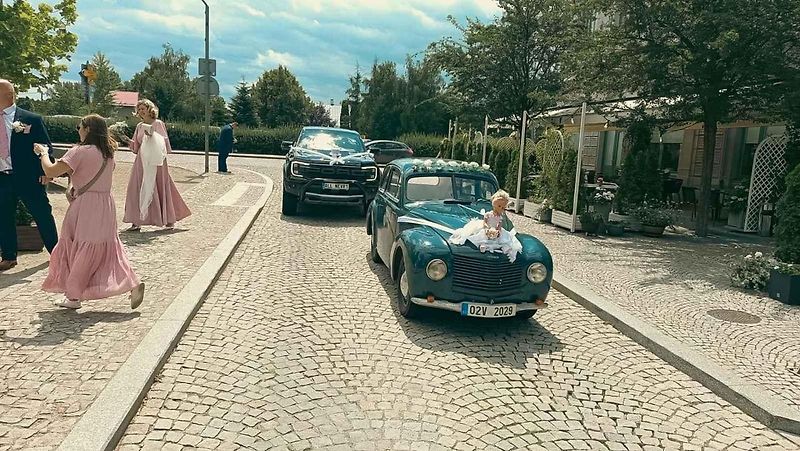 Obnovení svatebního slibu si manželé řekli po 60 letech. Společníkem jim byl vůz typu Škoda Tudor, který je dovezl i na první svatbu.