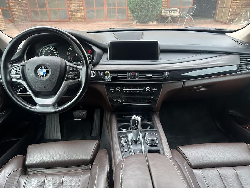 BMW X5 x DRIVE 30D - fotka 16 z 28