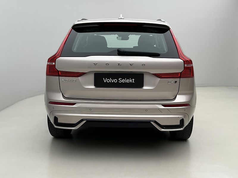 Volvo XC60 B4 AWD DARK PLUS AUT - fotka 12 z 39
