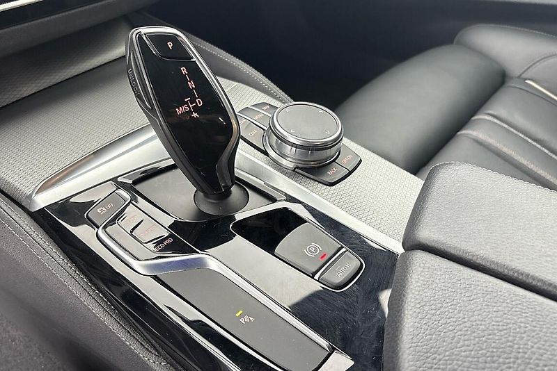 BMW Řada 5 520d xDrive Limousine - fotka 11 z 23