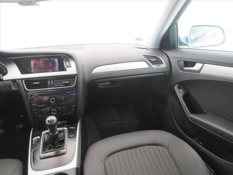 Audi A4 (2010) Ambiente 2.0 TDI, Xenony - fotka 8 z 15