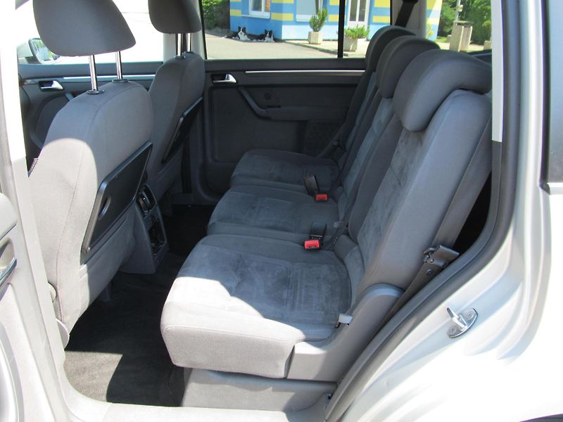 Volkswagen Touran (2011) 2.0TDI 7 míst  - fotka 32 z 60