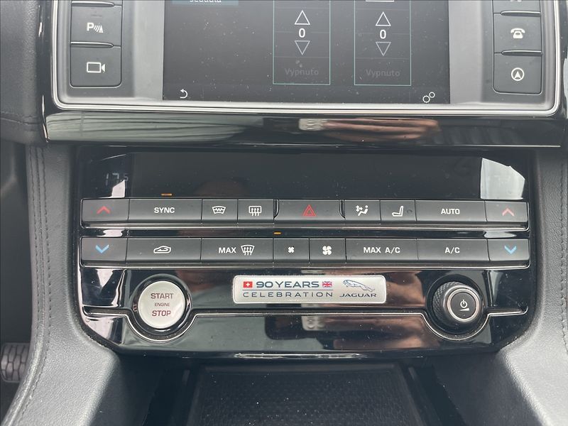Jaguar F-Pace 3,0 d 221kw AWD Aut. DPH - fotka 19 z 33