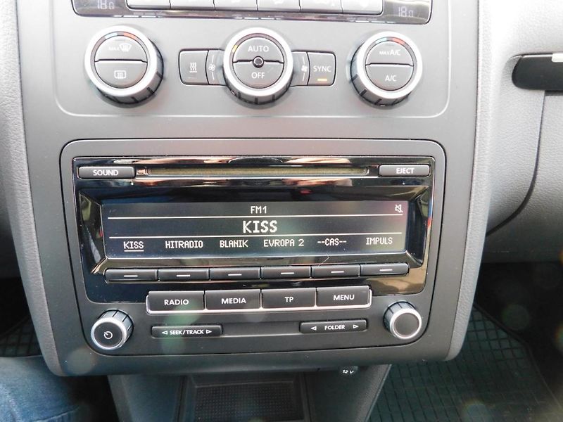 Volkswagen Touran (2012) 2.0 TDi Webasto - fotka 12 z 29
