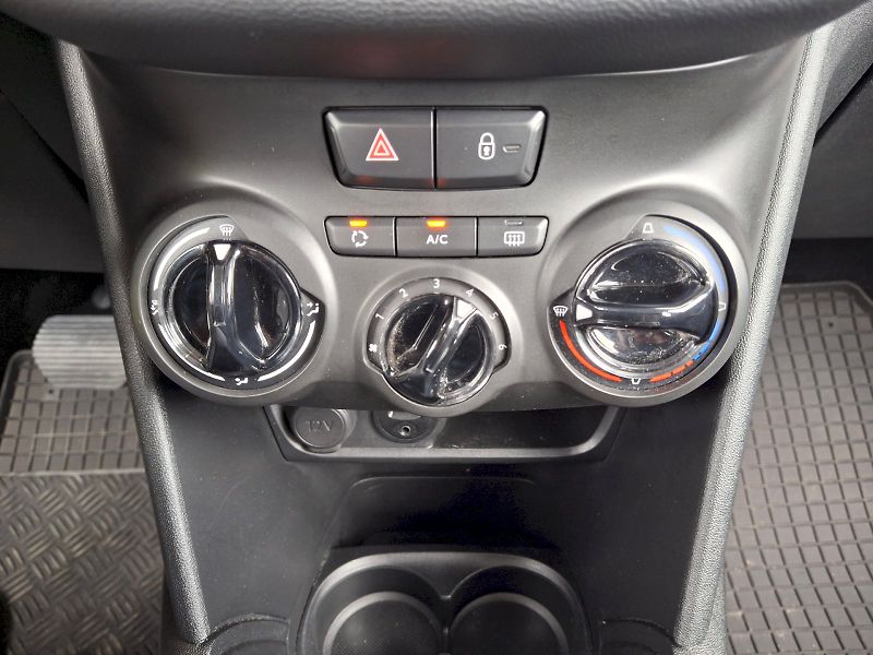 Peugeot 208 (2016) ALLURE Automat 1,2i 60kW - fotka 27 z 35
