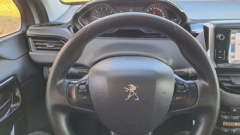 Peugeot 208 1.2 PureTech NAVI - fotka 23 z 27