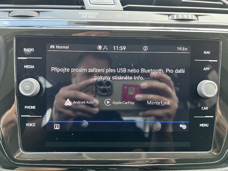 Volkswagen Touran Highline 2.0TDi DSG ČR odp.DPH - fotka 20 z 51