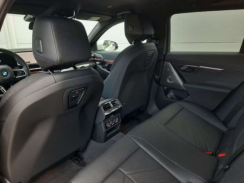 BMW Řada 5 (2025) 540d xDrive Touring M Sport - fotka 11 z 17