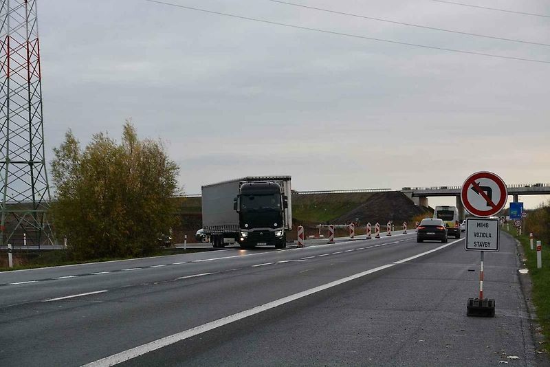 Řidiči, kteří míří po dálnici D1 z Kroměříže na Přerov, mohou už od listopadu u Říkovic najíždět na novou rampu.
