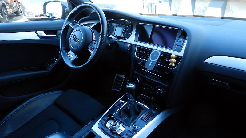 Audi A4 2.0 TDi 110 kW QUATTRO S-LINE - fotka 9 z 17