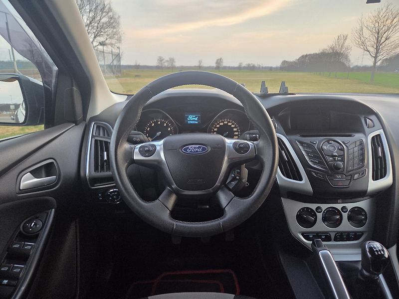 Ford Focus 1.0 ecoboost 74 kW, top stav - fotka 17 z 23