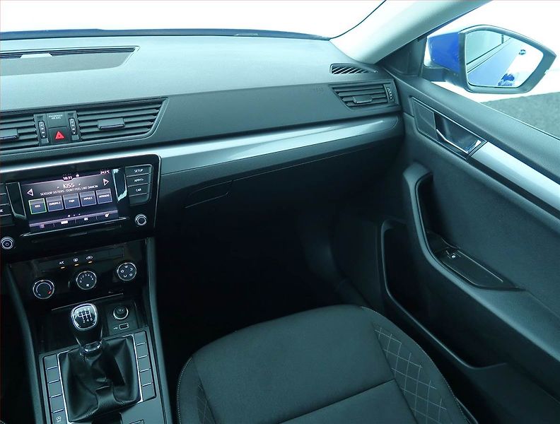 Škoda Superb (2019) 2.0 TDI, Park. senzory - fotka 8 z 16