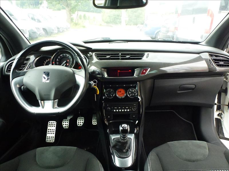 Citroën DS3 1,6 16V VTi THP SportChic - fotka 27 z 51