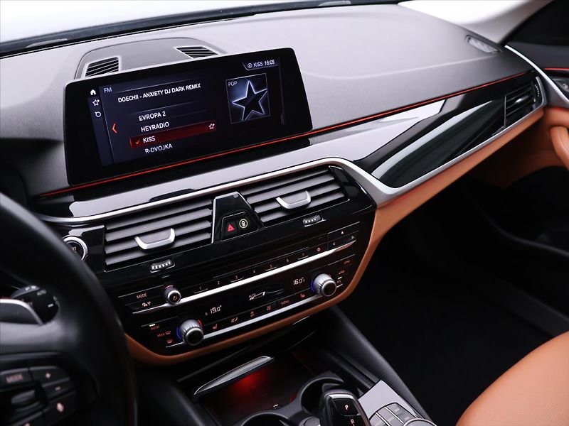 BMW Řada 5 2,0 520da 120kW Sport - fotka 24 z 38