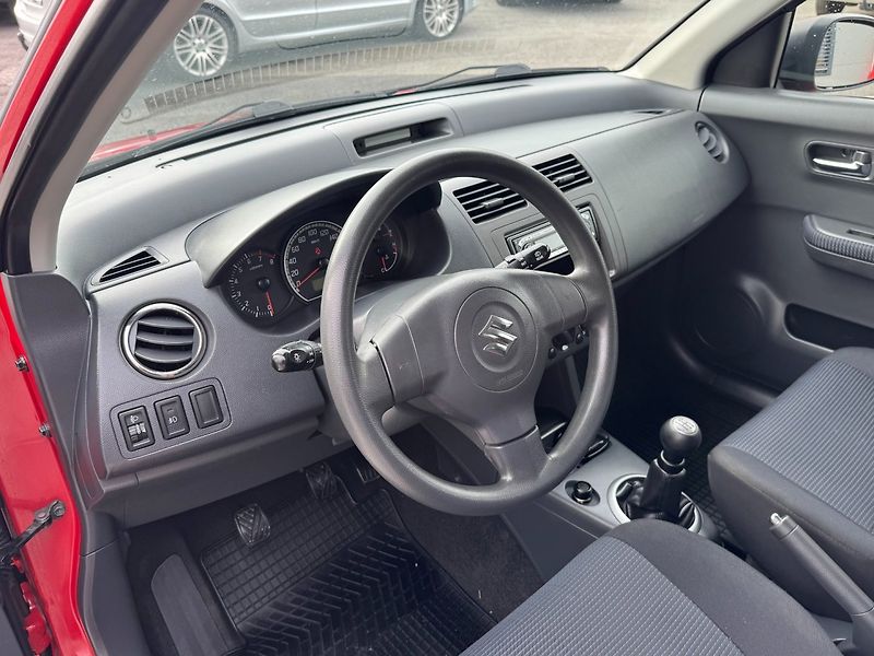 Suzuki Swift (2009) 1,3 i 66 Kw 4x4 - fotka 11 z 28