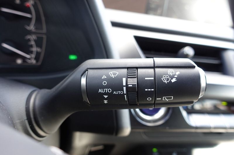 Lexus UX 250h 2,0HSD Special Edition - fotka 28 z 32