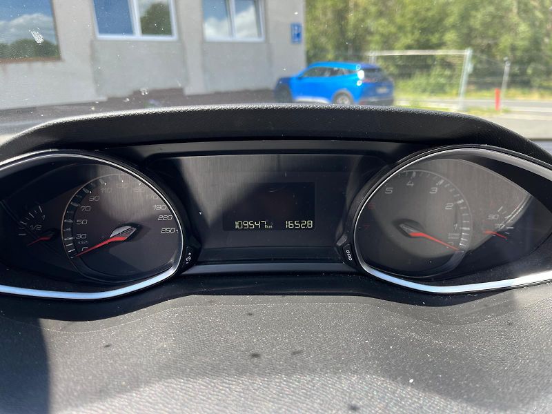 Peugeot 308 SW Active 1,2 110k servis sml. - fotka 8 z 8