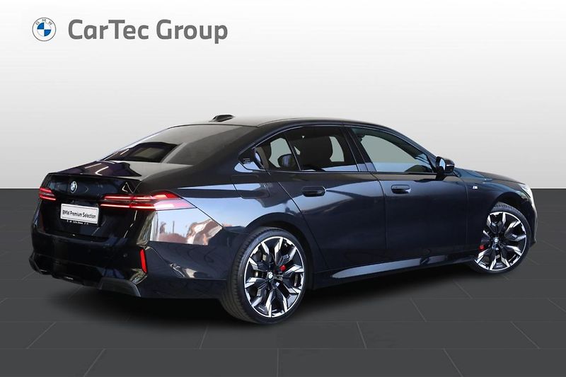 BMW Řada 5 520d xDrive - fotka 3 z 32