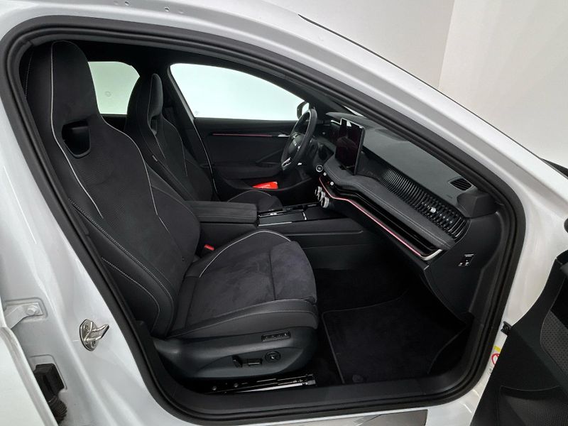 Škoda Superb Sportline 4x4 DSG - fotka 9 z 30