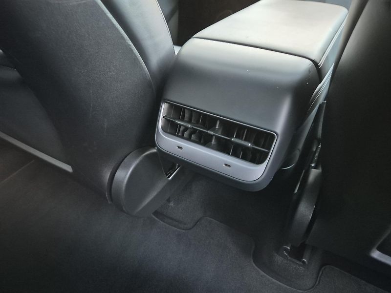 Tesla Model Y RWD 235kw 95,3 % - fotka 44 z 49