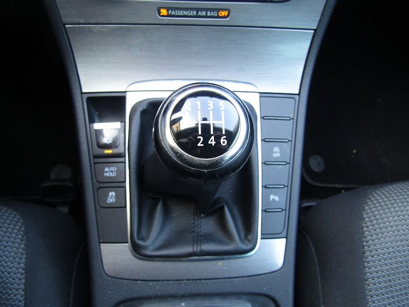 Volkswagen Passat (2011) 1.6 TDI 77kW - fotka 37 z 45