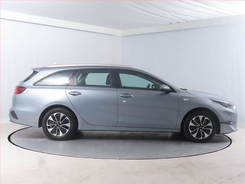 Kia Ceed (2024) 1.5 T-GDI - fotka 6 z 18