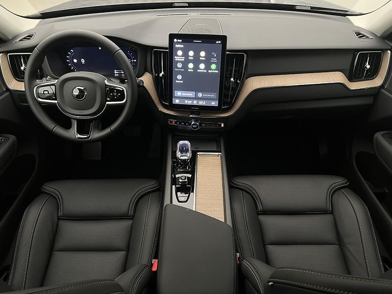 Volvo XC60 (2026) T6 AWD RECHARGE DARK PLUS AUT - fotka 2 z 47