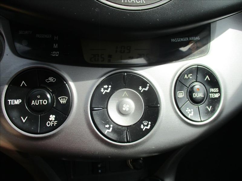 Toyota RAV4 2,2 D, 4x4, aut klima,kamera, - fotka 22 z 34