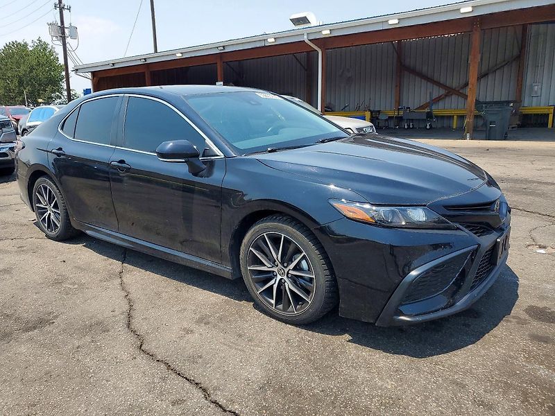 Toyota Camry (2024) SE - fotka 2 z 11