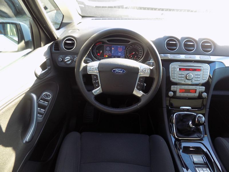 Ford S-MAX 2,0  TDCI 103KW TITAN FACELIFT - fotka 23 z 47
