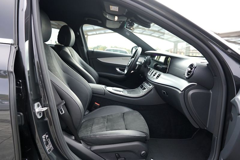 Mercedes-Benz Třídy E E 200 4Matic AMG/LED/360/ČR - fotka 28 z 44