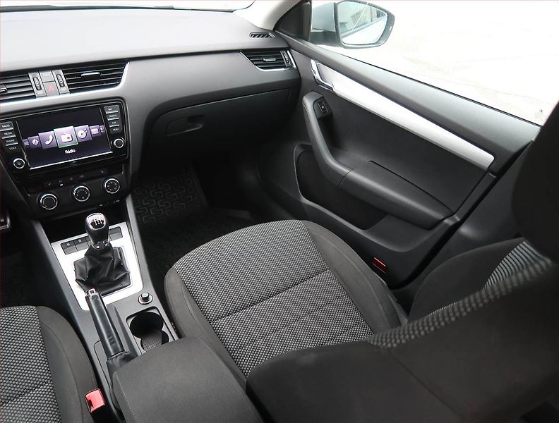 Škoda Octavia (2014) Ambition 2.0 TDI, Serv.kniha - fotka 8 z 19