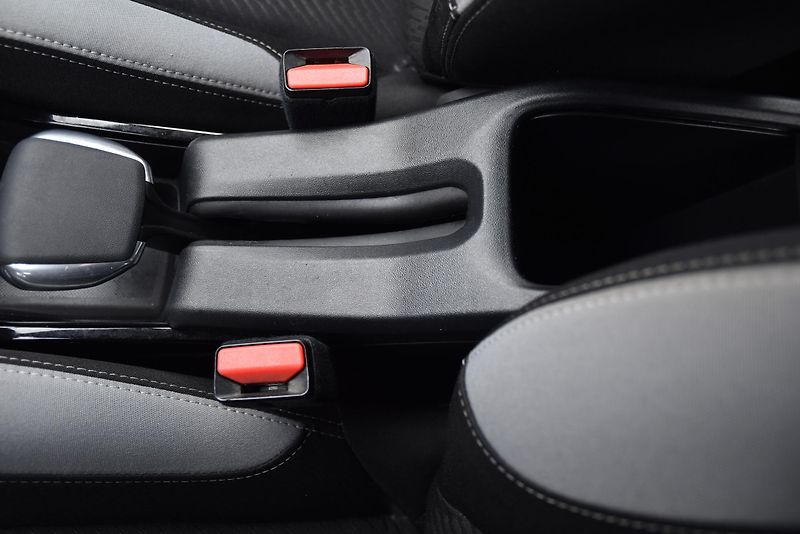 Peugeot 2008 1.2, KLIMATIZACE, TEMPOMAT - fotka 19 z 36