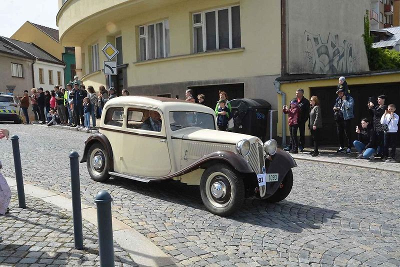 Stovka nablýskaných motocyklů a automobilů předválečné a meziválečné éry vyrazila v neděli z Horního náměstí v Přerově na spanilou jízdu regionem. Nejstarší účastnicí byla osmaosmdesátiletá Libuše Šulcová, která na trasu vyrazila na motocyklu BSA 770 se s