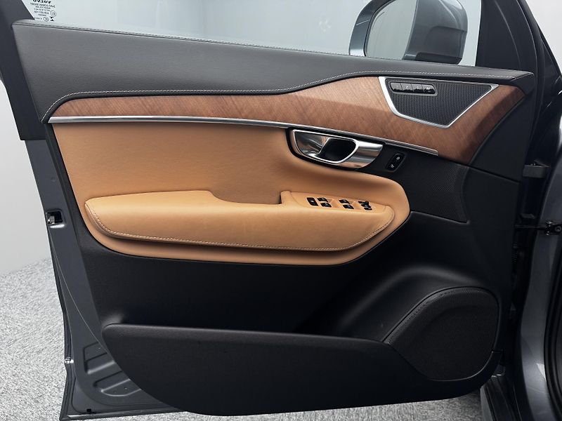 Volvo XC90 T6 AWD INSCRIPTION REZERVACE - fotka 18 z 47