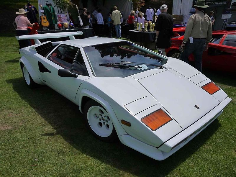 Bylo to první Lamborghini, které svým jménem vybočilo z řady. Lamborghini Countach se stal ikonický vozem 80. a 90. let minulého století.