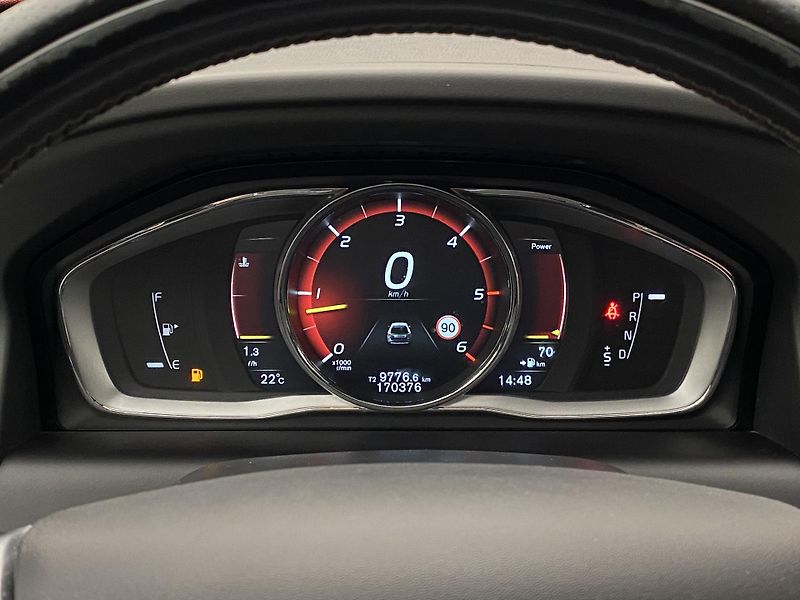 Volvo XC60 D5 AWD R-DESIGN AUT REZERVACE - fotka 24 z 52
