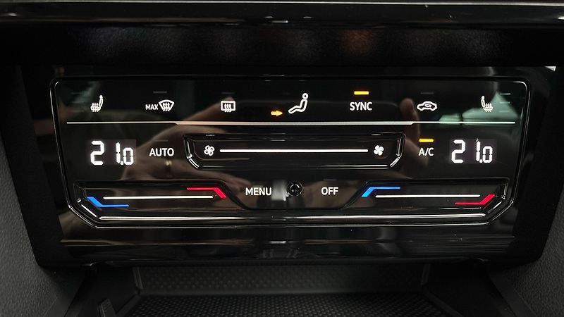 Volkswagen Passat 2.0 TDI DSG 4MOTION R-Line Var - fotka 13 z 29