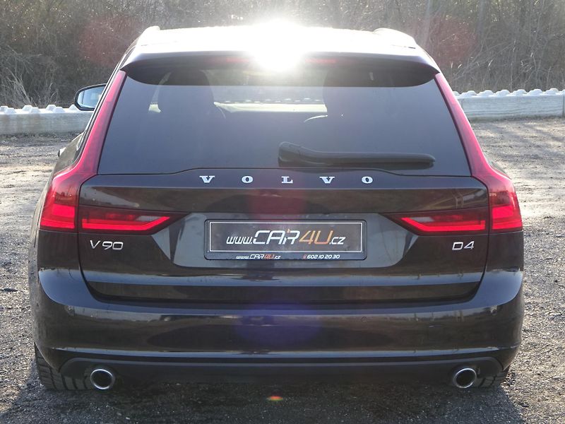 Volvo V90 D4 140kW BUSINESS PLUS DPH - fotka 23 z 32