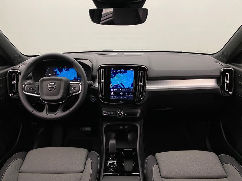 Volvo XC40 (2026) B3 AUT DARK PLUS - fotka 2 z 59