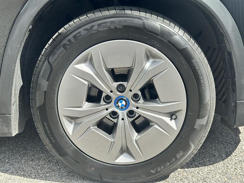 BMW iX1 xDrive30 - fotka 4 z 14