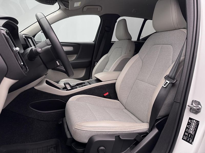 Volvo XC40 T3 MOMENTUM REZERVACE - fotka 4 z 47