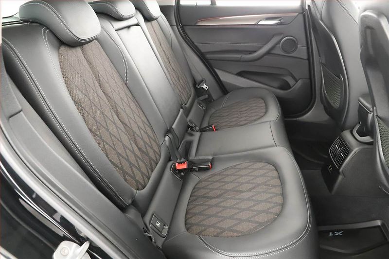 BMW X1 (2019) xDrive18d, ALU, KLIMA, ČR, 4X4 - fotka 7 z 18