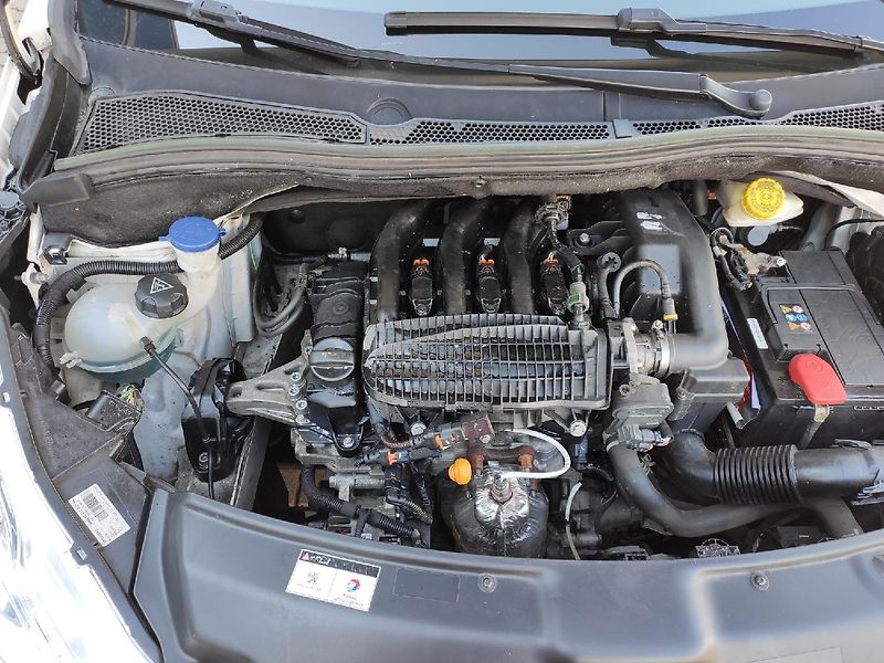 Peugeot 208 (2013) 1.2i 92k MAN5 nové CZ po STK - fotka 21 z 22