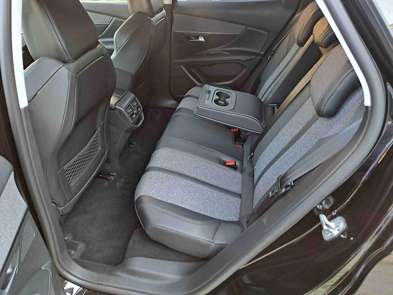 Peugeot 3008 (2019) 1,2PT EAT8 LED ALU kamera NAVI - fotka 11 z 17