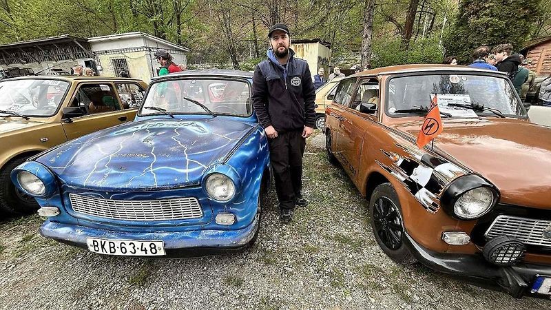 Motorističtí nadšenci pořádali na zahájení sezony v Adamově tradiční Zaklikovanou. Po přehlídce v areálu bývalých Adamovských strojíren následovala spanilá jízda Moravským krasem.