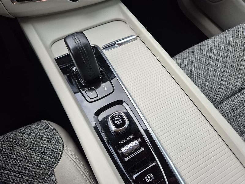 Volvo XC60 2,0 B4 AWD MOMENTUM+ - fotka 18 z 18