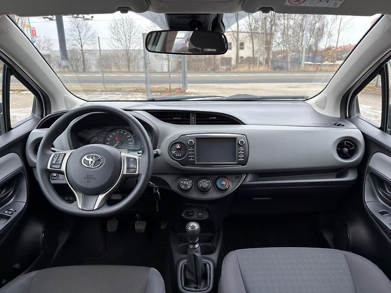 Toyota Yaris 1.5i 82 kW navi. serviska - fotka 8 z 21