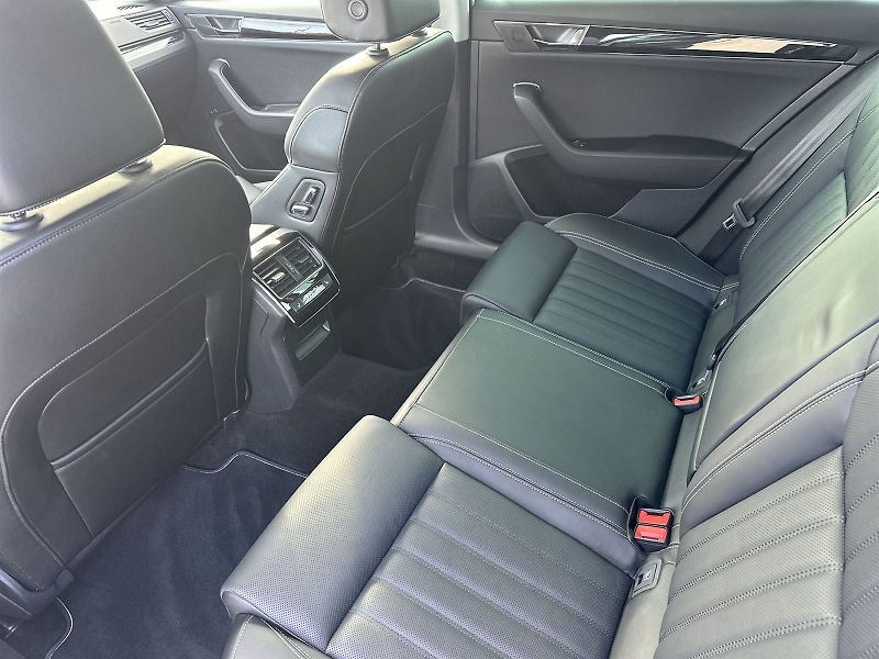 Škoda Superb (2023) Combi 2.0 TSI DSG L&K - fotka 7 z 38